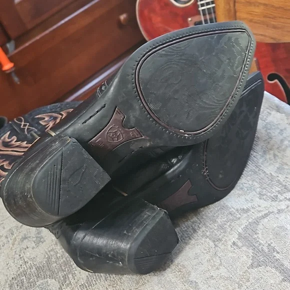 ARIAT Snip Toe Black Boots - Picture 9 of 16